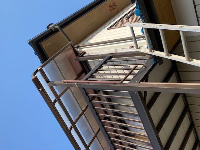 秋山硝子店のバルコニー屋根雨どい交換！の施工前の写真1