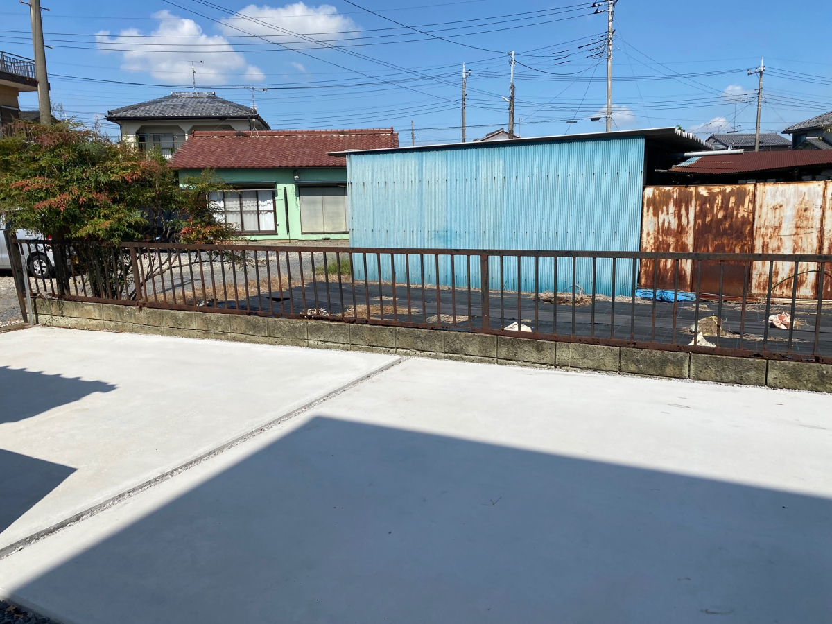 秋山硝子店の本庄市　物置＋自転車置場設置の施工前の写真1