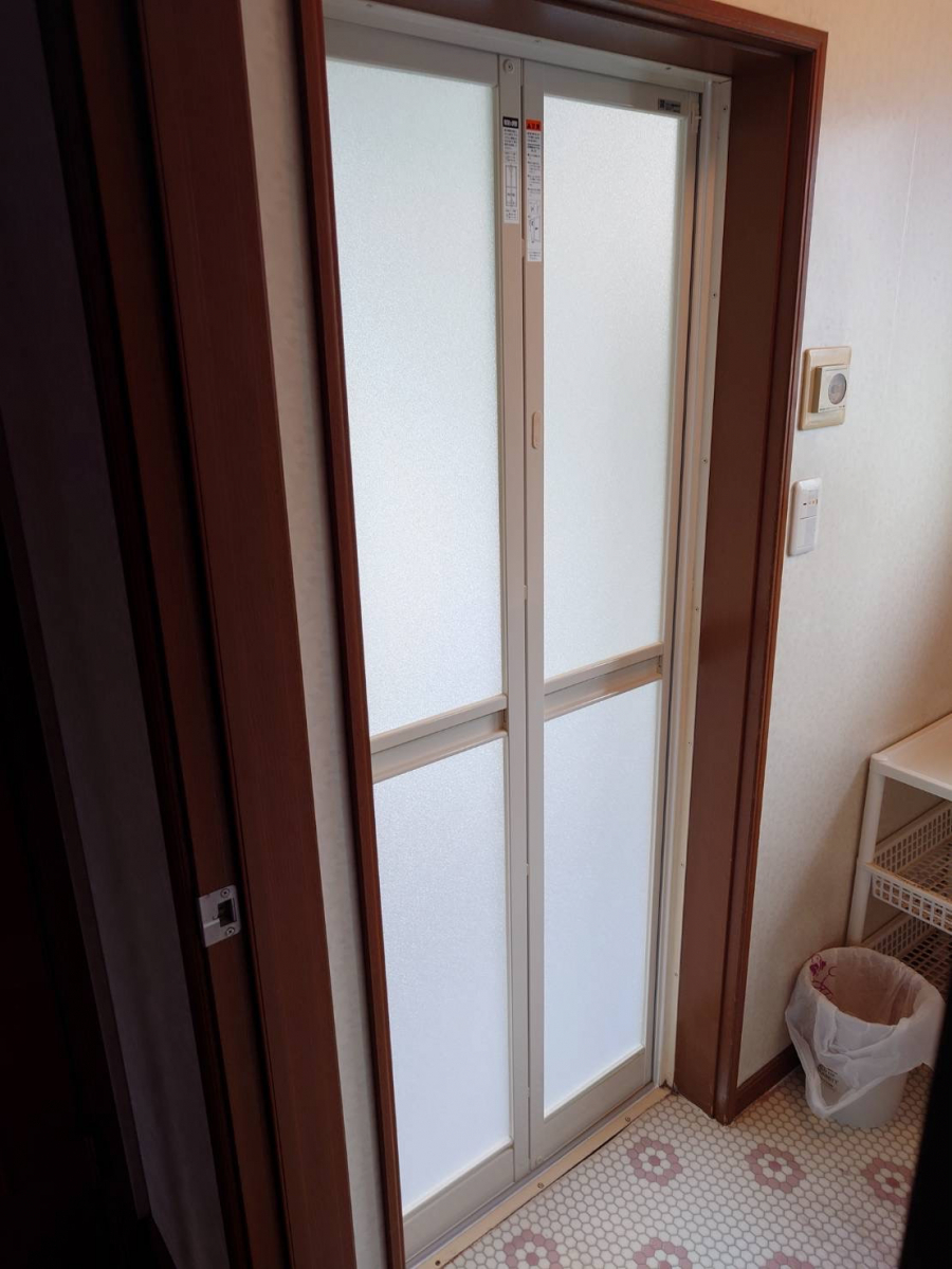 秋山硝子店の本庄市浴室ドア交換の施工後の写真1