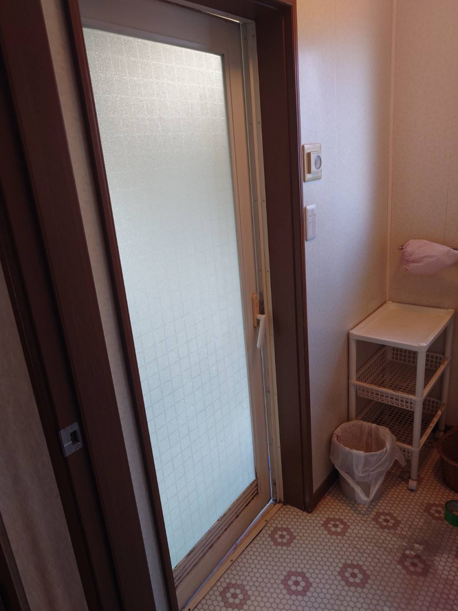 秋山硝子店の本庄市浴室ドア交換の施工前の写真1