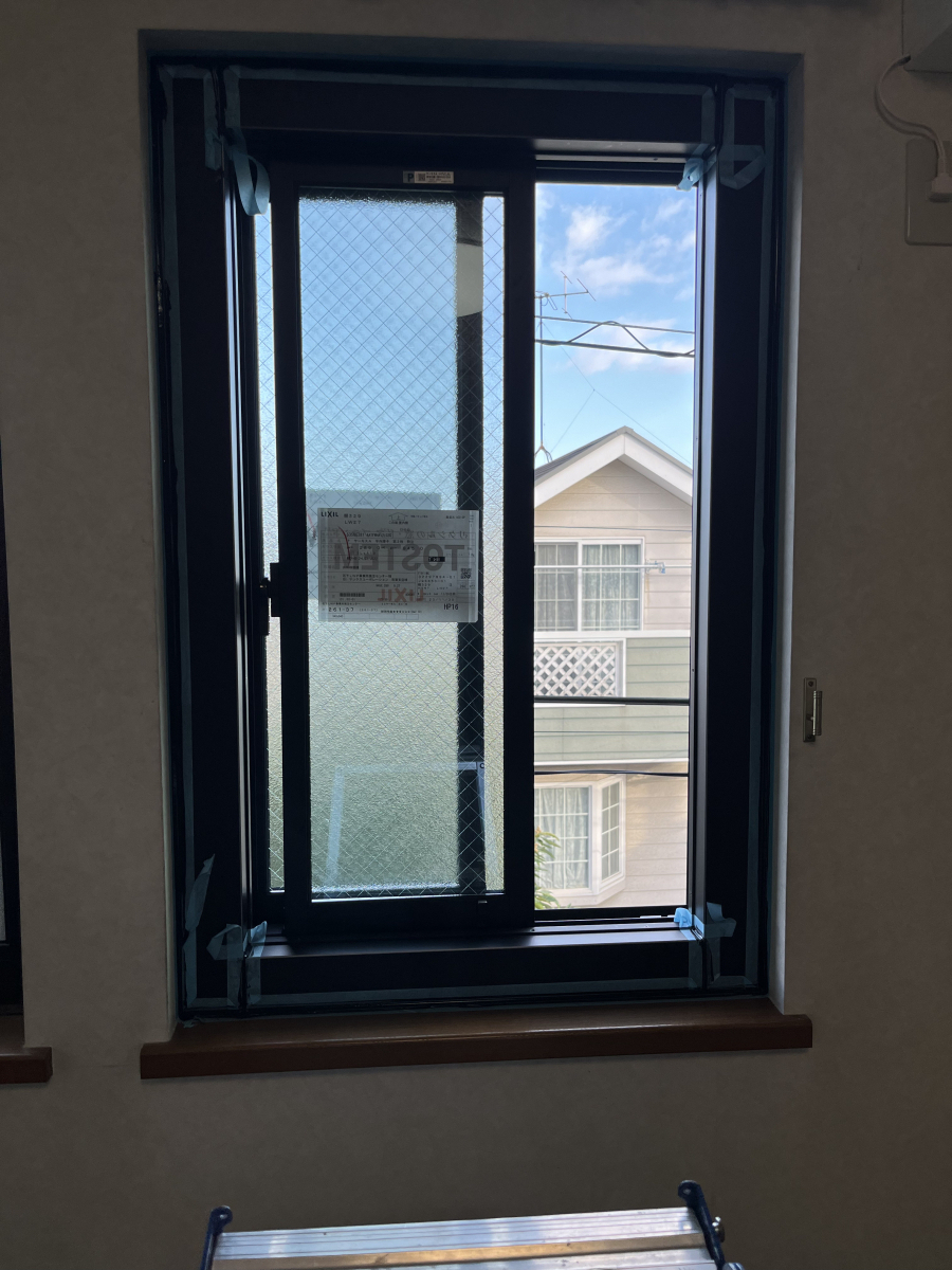 リフレ大田の開き窓から引き違い窓へのカバー工法工事の施工後の写真1
