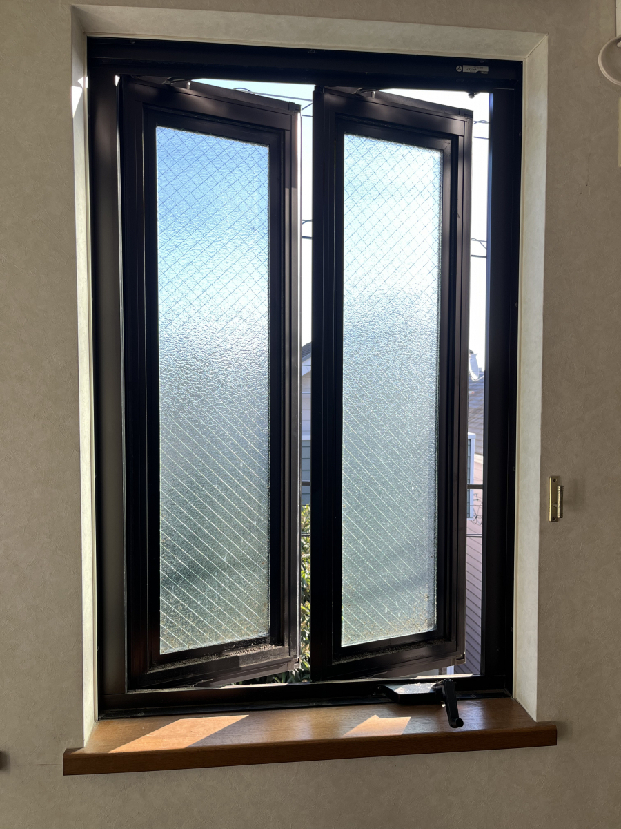 リフレ大田の開き窓から引き違い窓へのカバー工法工事の施工前の写真1