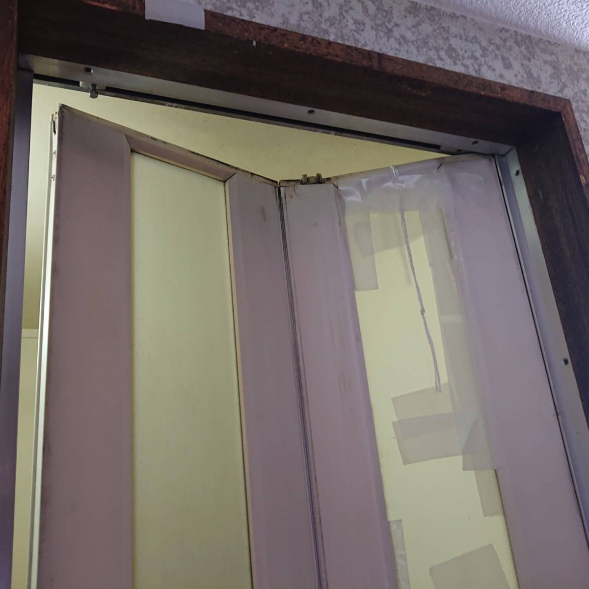 リフレ大田の浴室ドアの交換工事の施工前の写真1