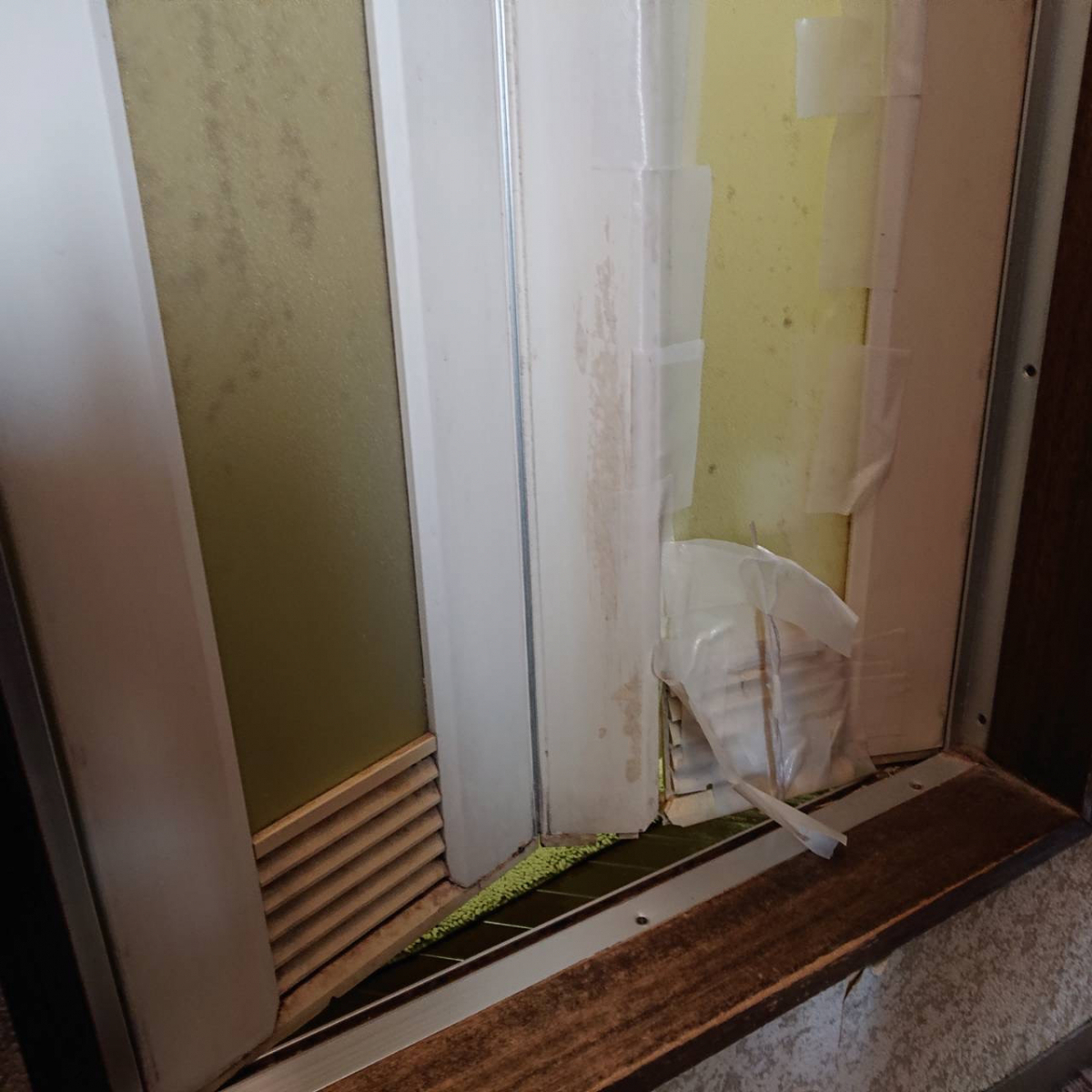 リフレ大田の浴室ドアの交換工事の施工前の写真2