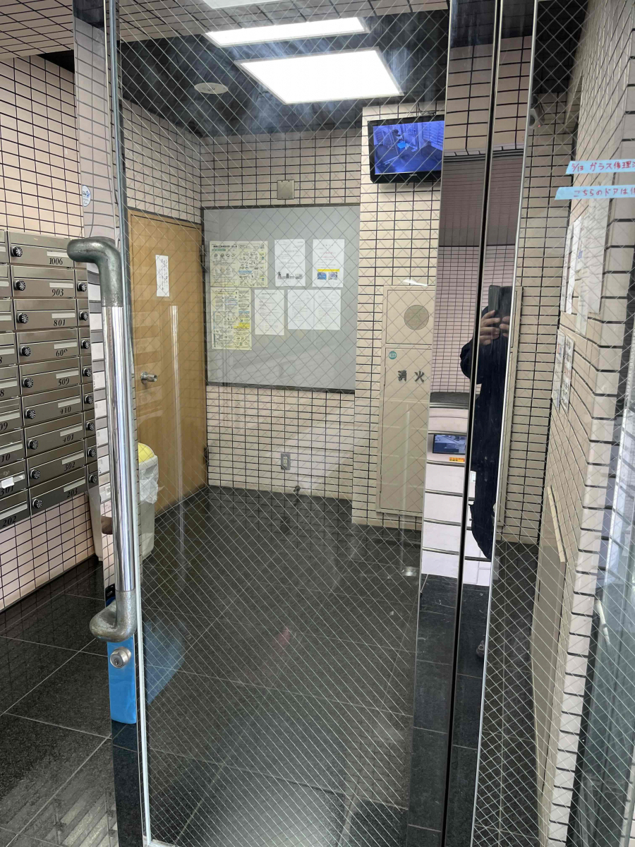 リフレ大田の(東京都)マンションエントランスのガラス交換の施工後の写真1