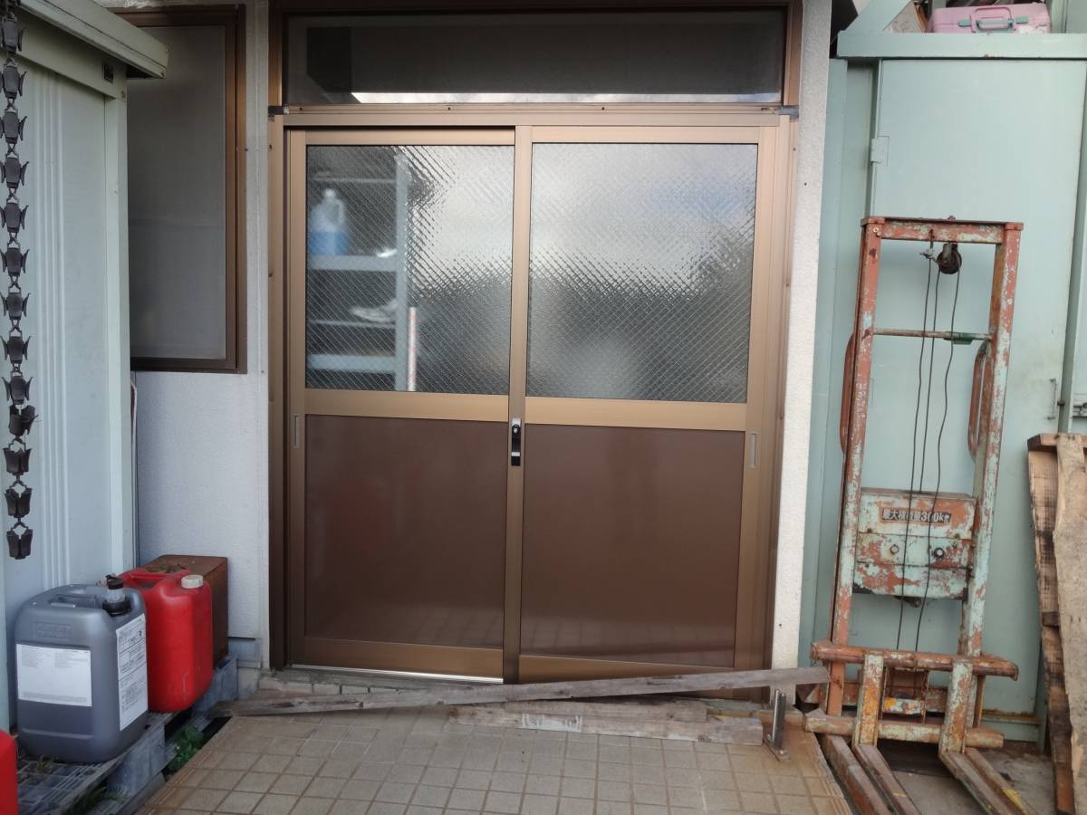 森額縁ガラス店の工場入口の「ドア」を「引戸」に交換しましたの施工後の写真1