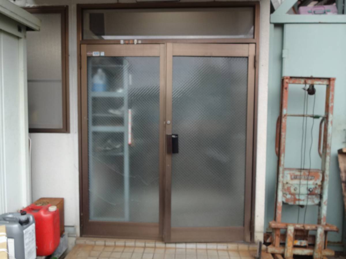 森額縁ガラス店の工場入口の「ドア」を「引戸」に交換しましたの施工前の写真1