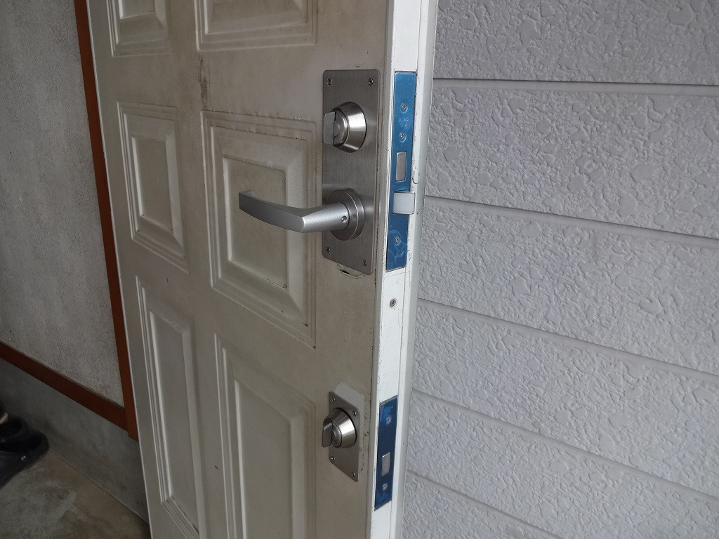 森額縁ガラス店の廃盤になってしまった玄関ドアの把手をレバーハンドルに交換しましたの施工後の写真2