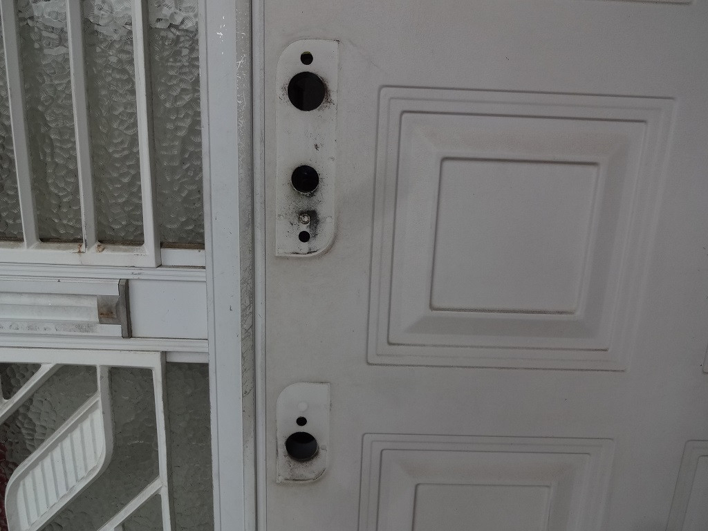 森額縁ガラス店の廃盤になってしまった玄関ドアの把手をレバーハンドルに交換しましたの施工前の写真3