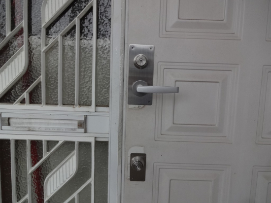 森額縁ガラス店の廃盤になってしまった玄関ドアの把手をレバーハンドルに交換しました施工事例写真1