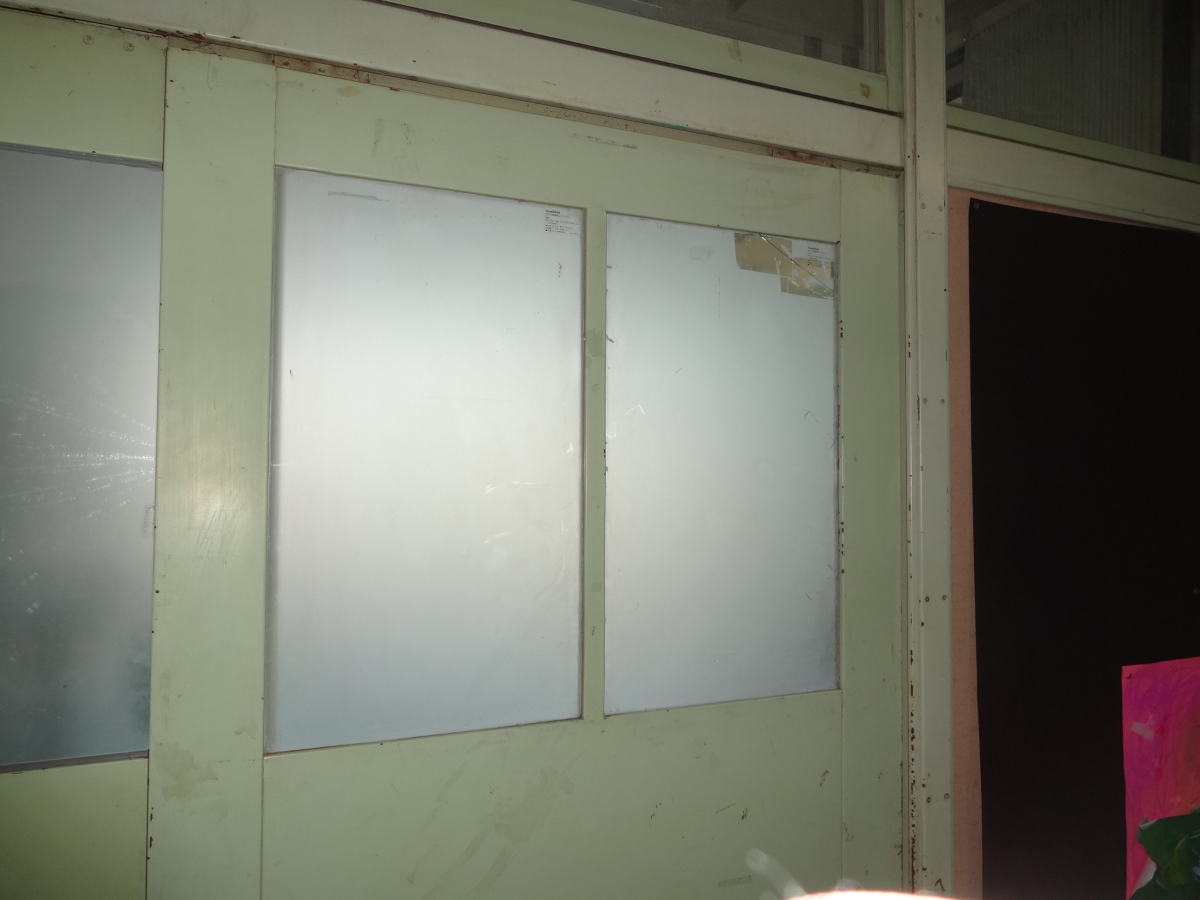 森額縁ガラス店のパテで固定されているガラスを修理しましたの施工後の写真3