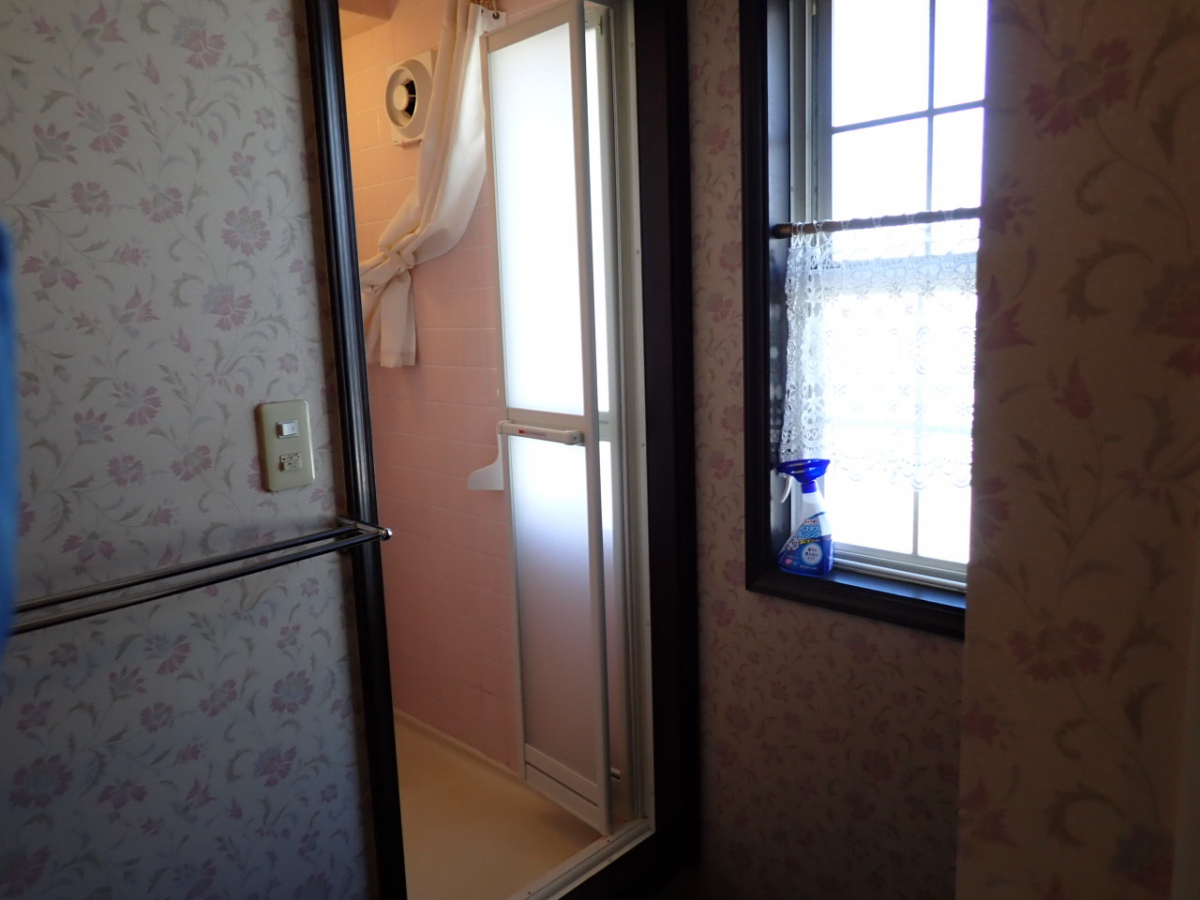 森額縁ガラス店の浴室中折れドアを壁を壊さず取り換えましたの施工後の写真2