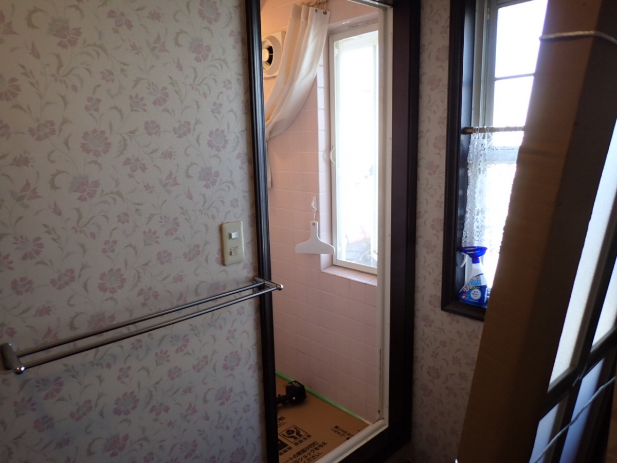 森額縁ガラス店の浴室中折れドアを壁を壊さず取り換えましたの施工前の写真3