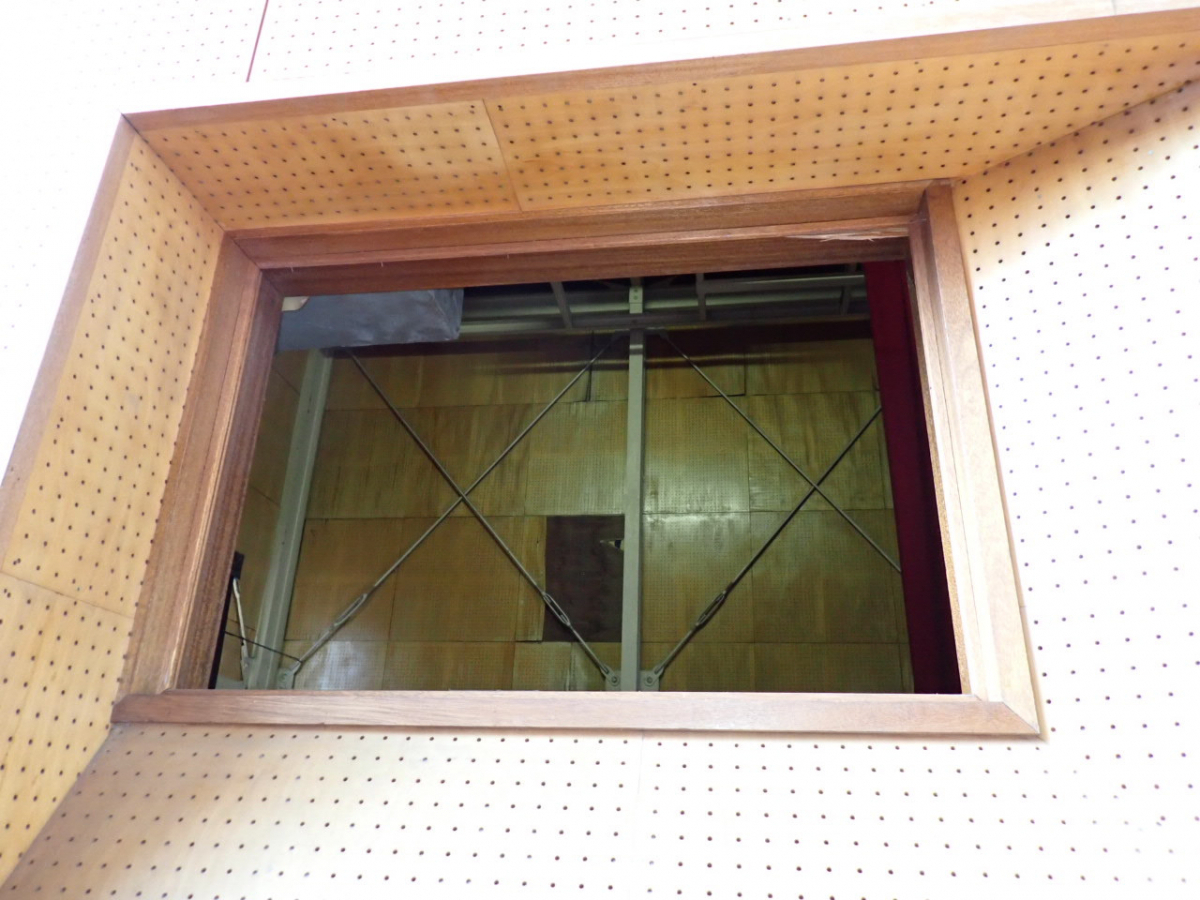 森額縁ガラス店の熱線反射フィルムを貼ったガラス修理の施工前の写真1