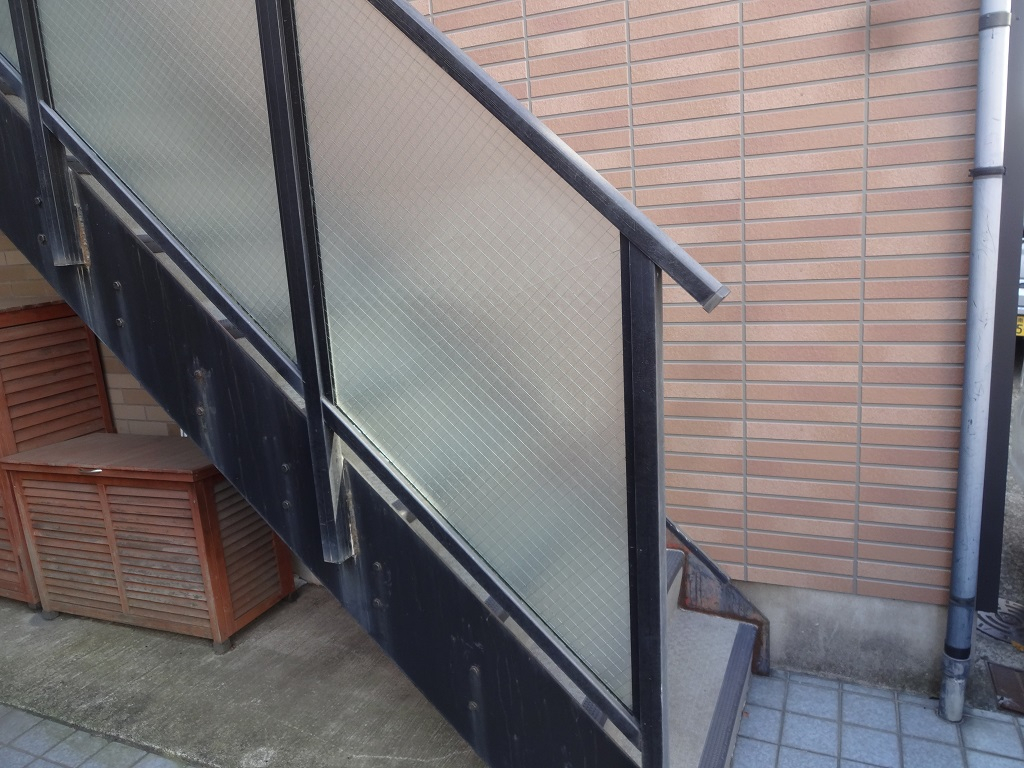 森額縁ガラス店の階段手摺に入っている「ひし形」のガラスを修理しましたの施工前の写真1
