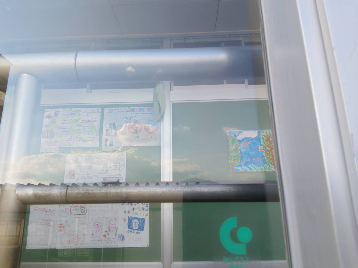 森額縁ガラス店の高所作業車を使って、学校の高所のガラスを修理しましたの施工後の写真1
