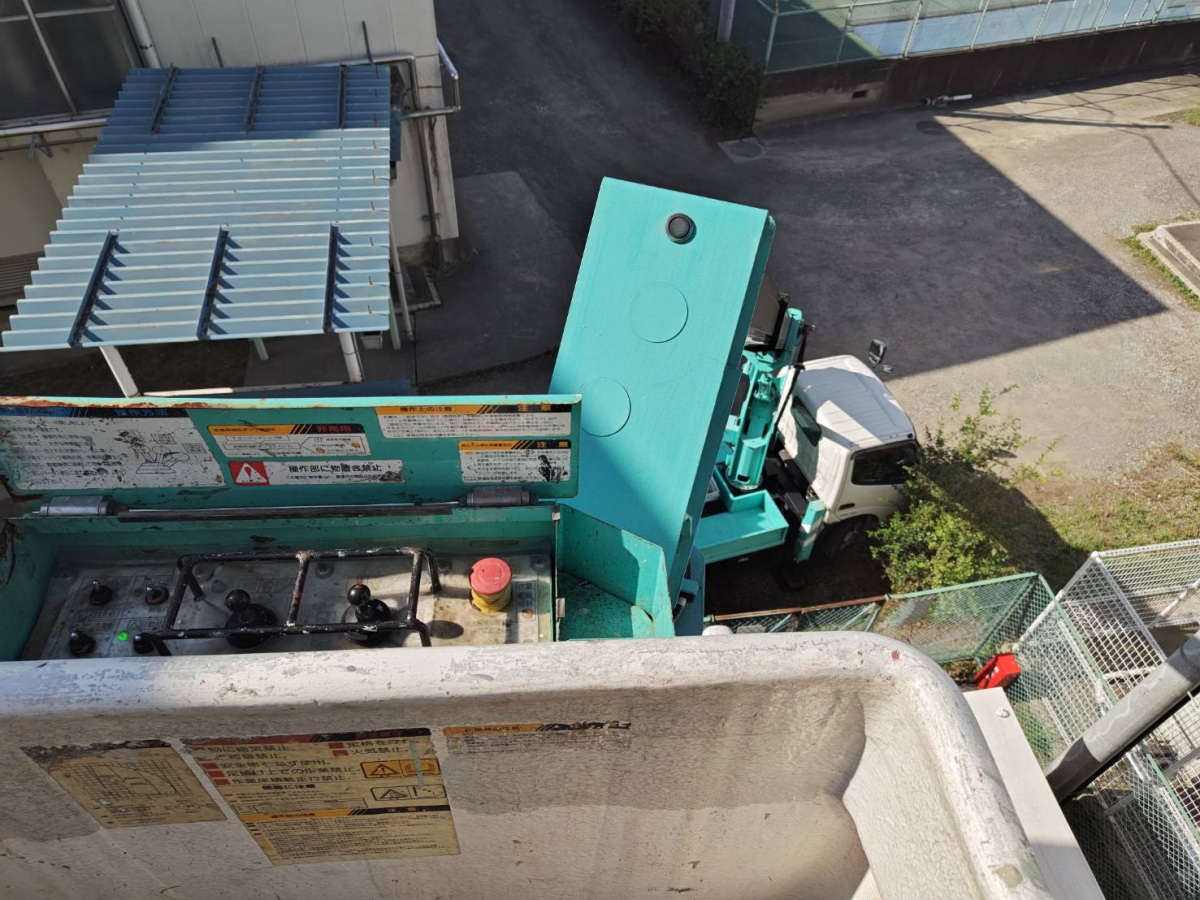 森額縁ガラス店の高所作業車を使って、学校の高所のガラスを修理しましたの施工後の写真2