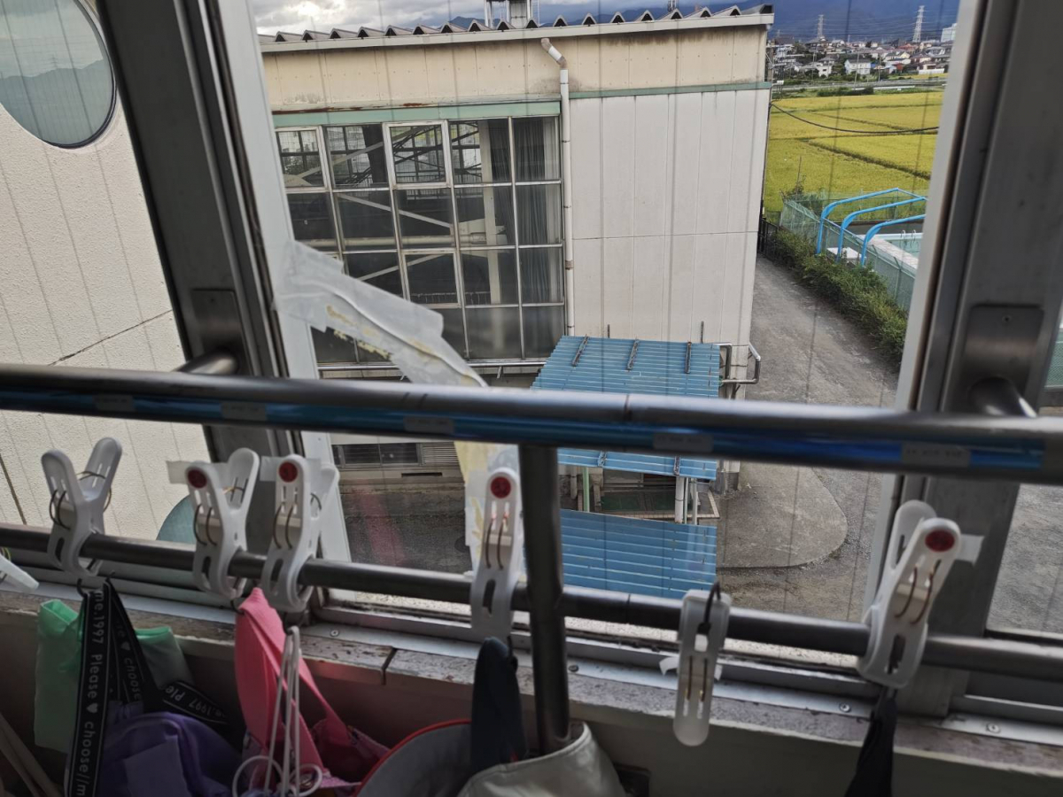 森額縁ガラス店の高所作業車を使って、学校の高所のガラスを修理しましたの施工前の写真1