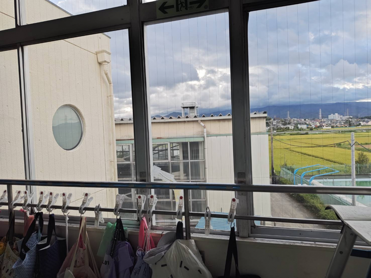 森額縁ガラス店の高所作業車を使って、学校の高所のガラスを修理しましたの施工前の写真2