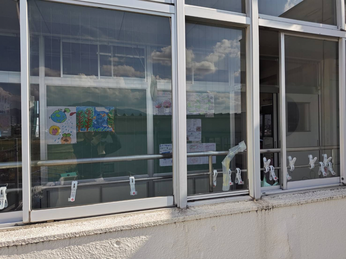 森額縁ガラス店の高所作業車を使って、学校の高所のガラスを修理しましたの施工前の写真3