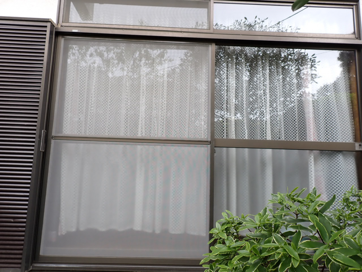 森額縁ガラス店の(伊勢原市)防犯対策!今あるアルミサッシのガラスを「防犯ガラス」に取り替えましたの施工前の写真1