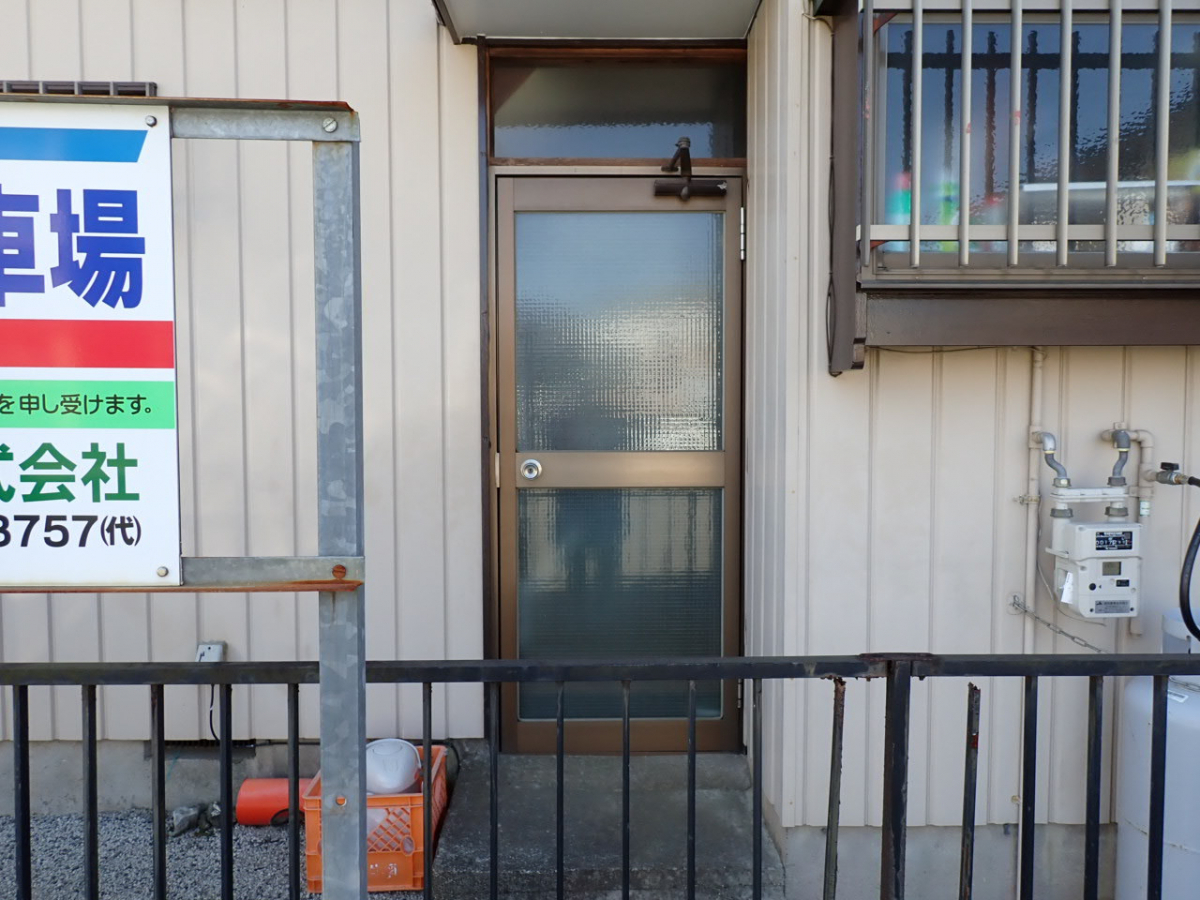 森額縁ガラス店の(伊勢原市)先進的窓リノベ補助金を使って勝手口ドアの取替工事の施工前の写真1