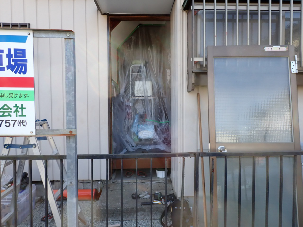 森額縁ガラス店の(伊勢原市)先進的窓リノベ補助金を使って勝手口ドアの取替工事の施工前の写真2