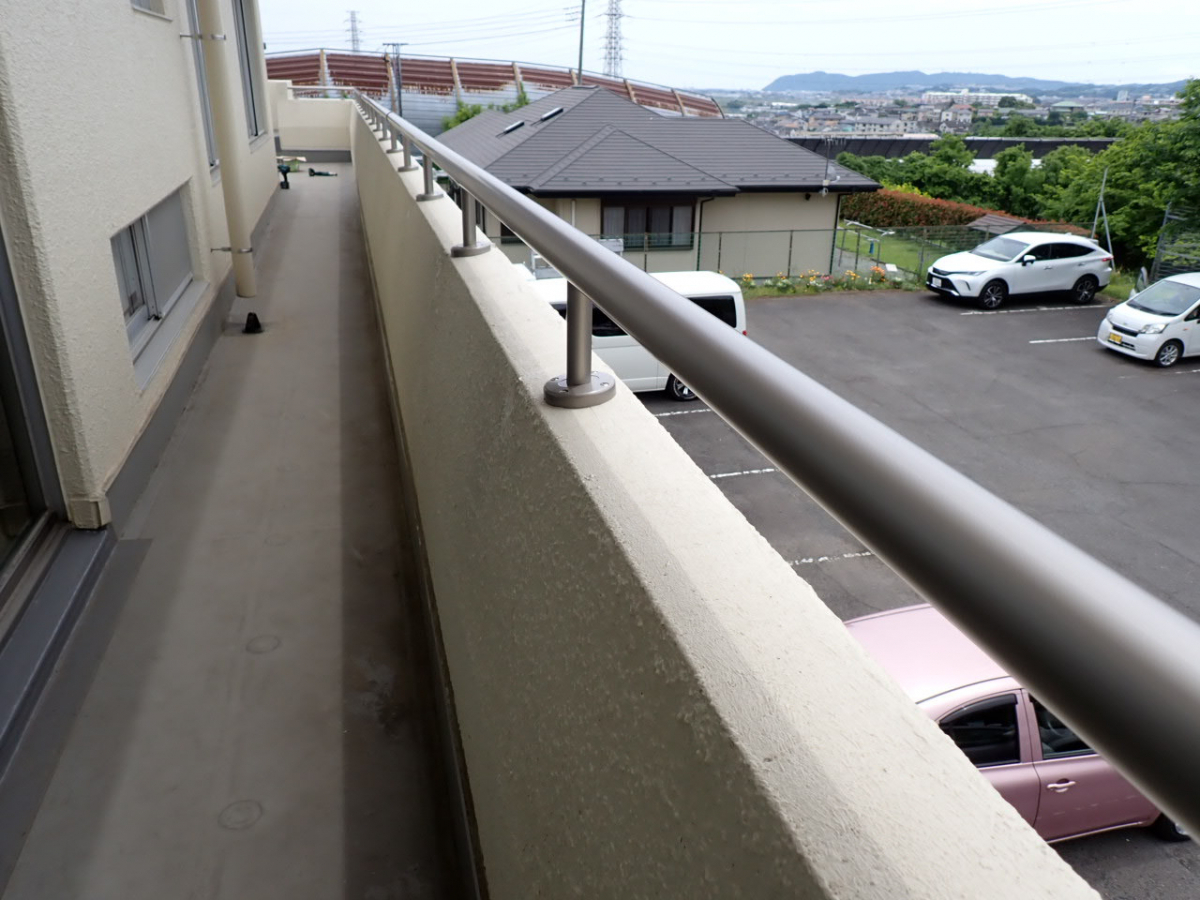 森額縁ガラス店の(伊勢原市)公共の建物のベランダ手すりを取り替えましたの施工後の写真1