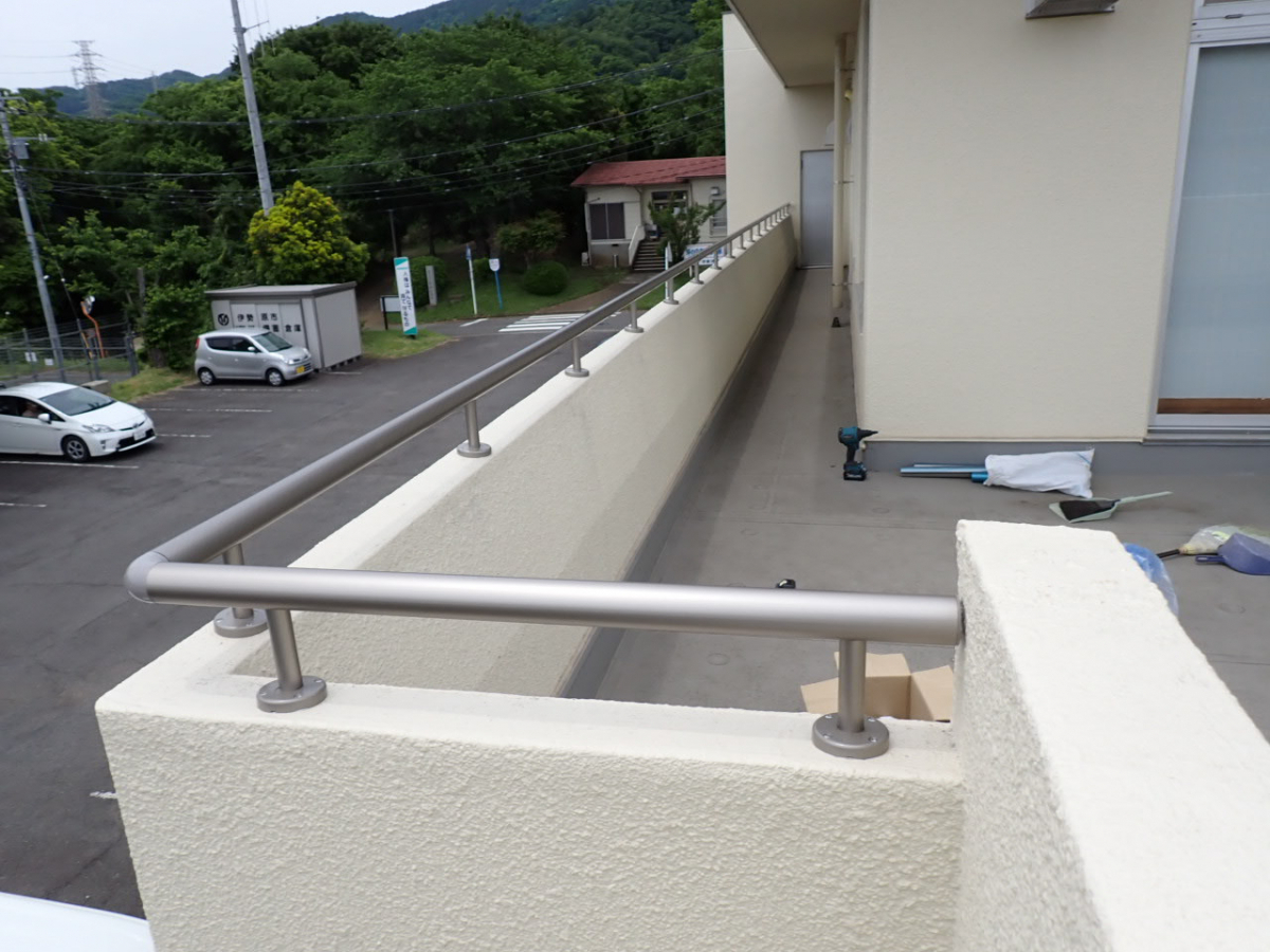 森額縁ガラス店の(伊勢原市)公共の建物のベランダ手すりを取り替えましたの施工後の写真3