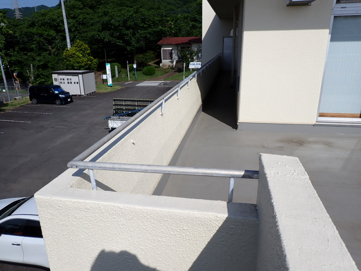 森額縁ガラス店の(伊勢原市)公共の建物のベランダ手すりを取り替えましたの施工前の写真3