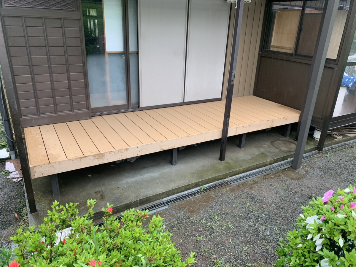 森額縁ガラス店の人工木デッキ 樹ら楽ステージを取付けましたの施工後の写真1