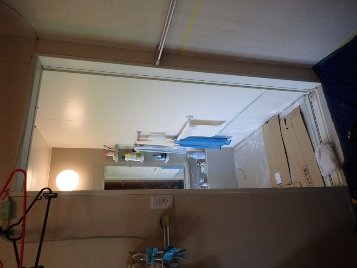 森額縁ガラス店の(伊勢原市)浴室中折れドアを取り替えましたの施工前の写真2
