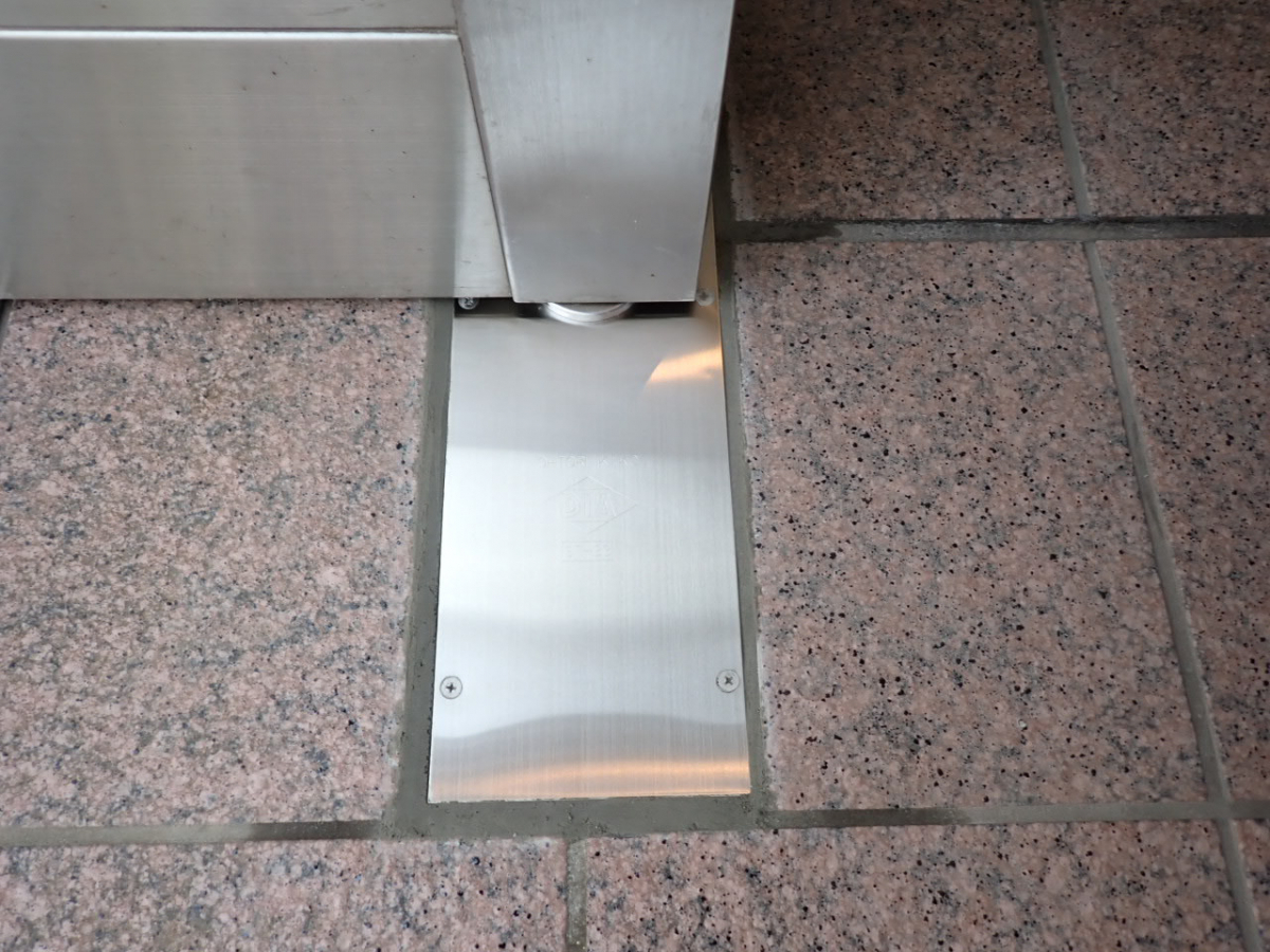 森額縁ガラス店の(伊勢原市)フロアヒンジの埋め替え工事をしましたの施工後の写真1