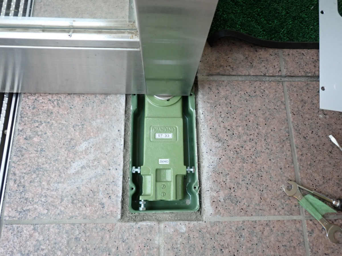 森額縁ガラス店の(伊勢原市)フロアヒンジの埋め替え工事をしましたの施工後の写真2