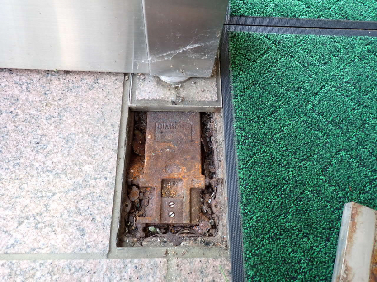 森額縁ガラス店の(伊勢原市)フロアヒンジの埋め替え工事をしましたの施工前の写真1