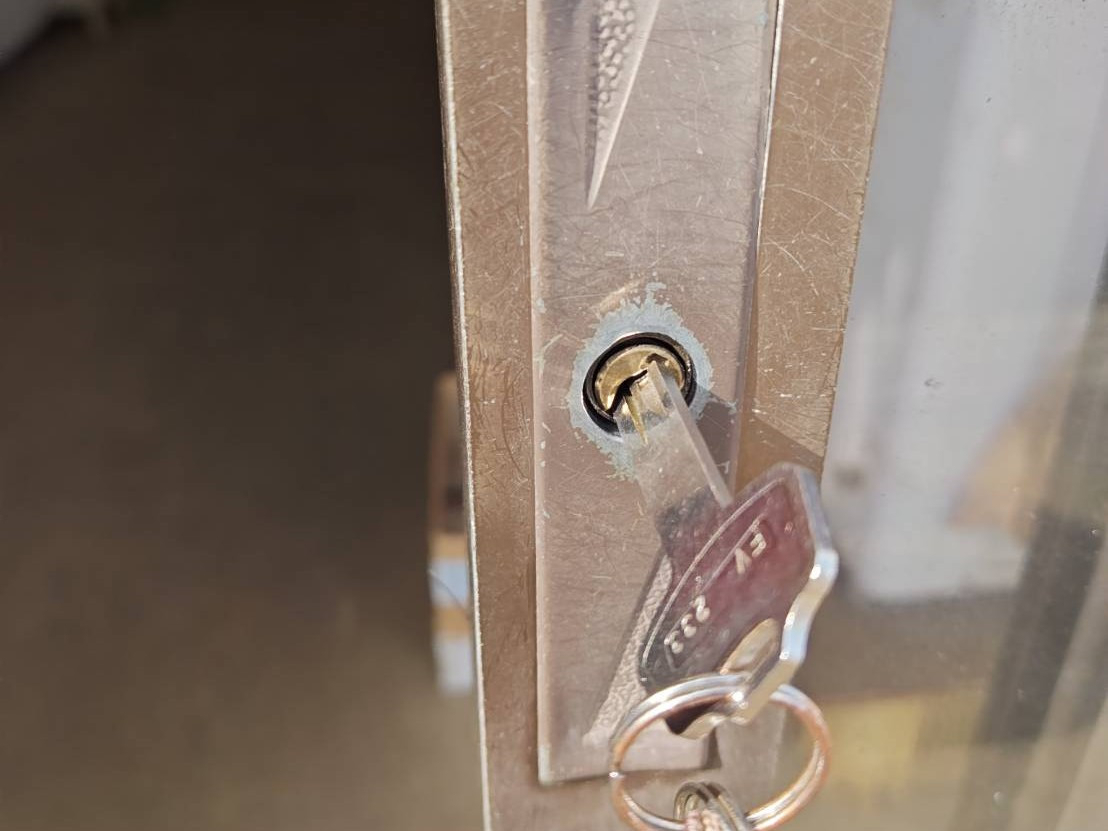 森額縁ガラス店の(伊勢原市)店舗引戸のカギを取り替えましたの施工前の写真1