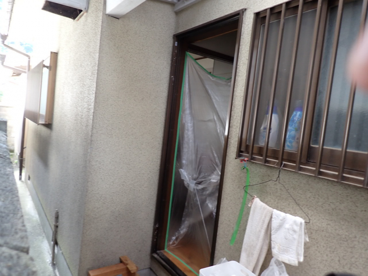 森額縁ガラス店の破損した勝手口ドアをリフォームしましたの施工前の写真3