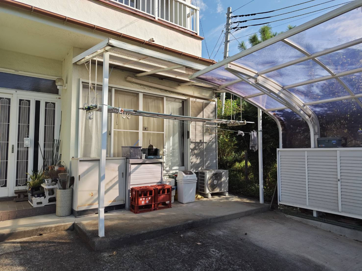 森額縁ガラス店のテラスの柱が破損したので、新しいテラスに取替工事をしましたの施工前の写真1