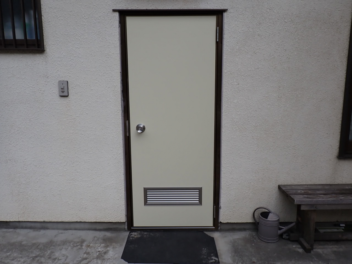 森額縁ガラス店の勝手口ドアをカバー工法でリフォームしましたの施工後の写真1