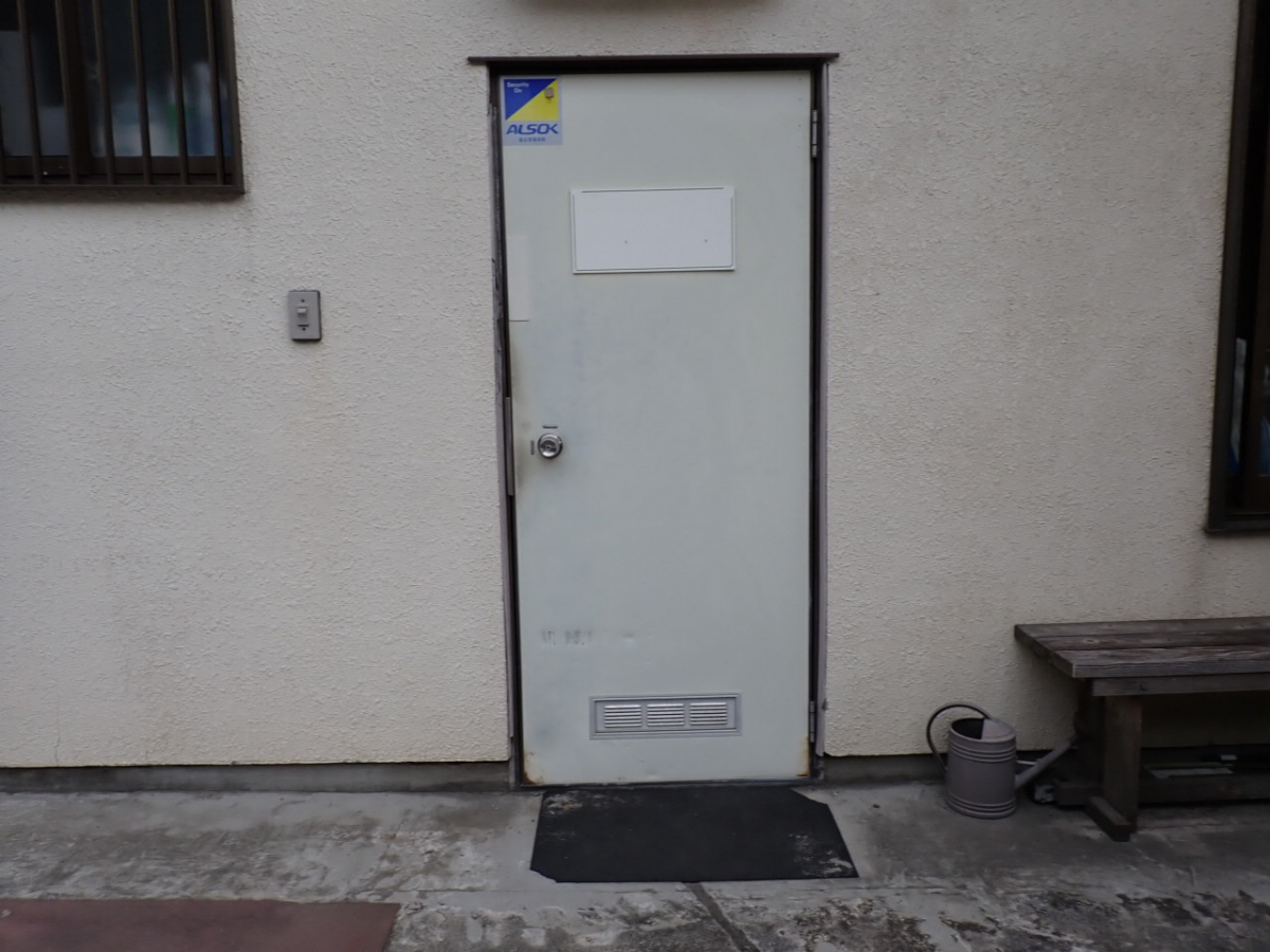 森額縁ガラス店の勝手口ドアをカバー工法でリフォームしましたの施工前の写真1