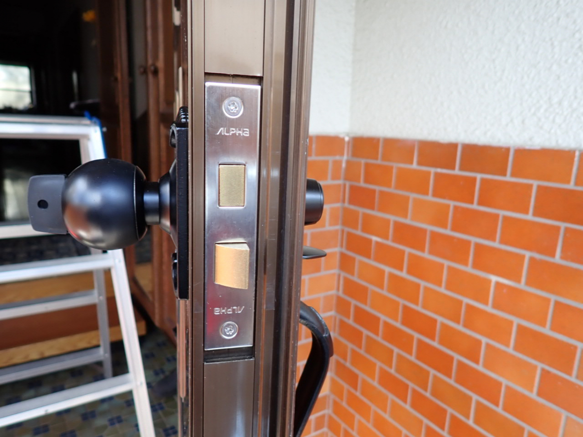 森額縁ガラス店の(伊勢原市)古い玄関ドアのサムラッチハンドルを交換修理しましたの施工後の写真2