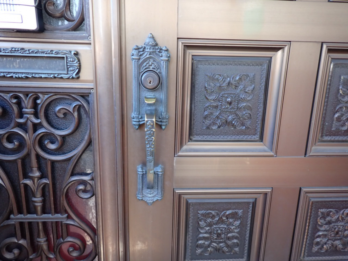 森額縁ガラス店の(伊勢原市)古い玄関ドアのサムラッチハンドルを交換修理しましたの施工前の写真1