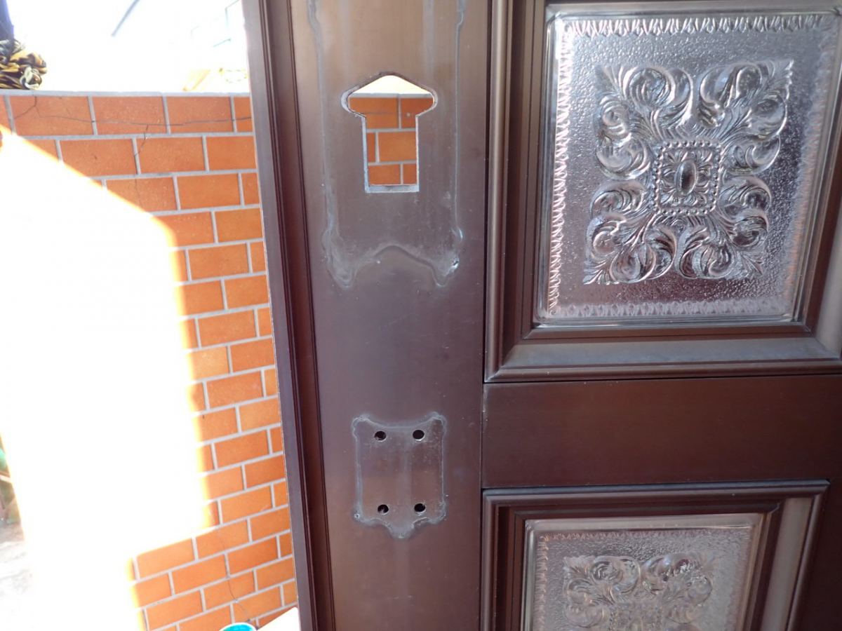 森額縁ガラス店の(伊勢原市)古い玄関ドアのサムラッチハンドルを交換修理しましたの施工前の写真2