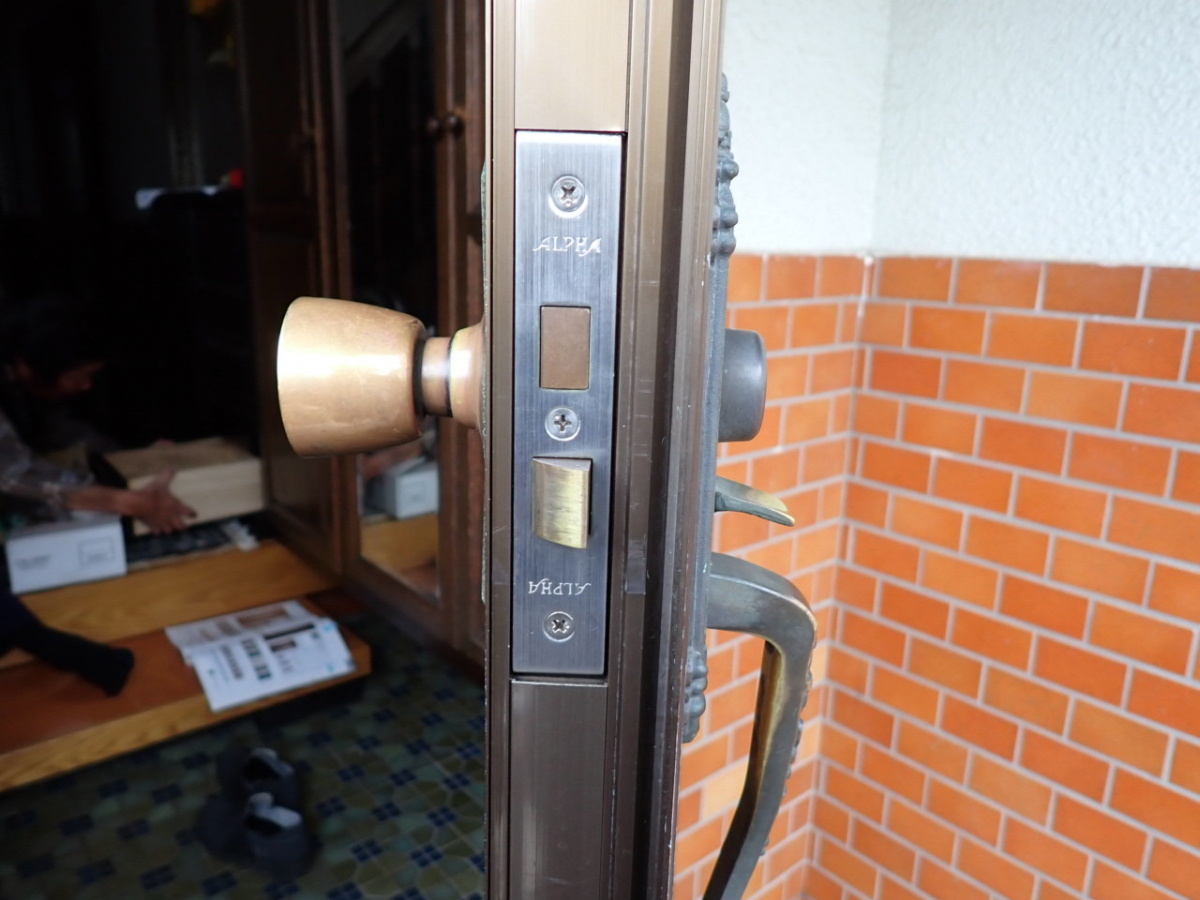 森額縁ガラス店の(伊勢原市)古い玄関ドアのサムラッチハンドルを交換修理しましたの施工前の写真3