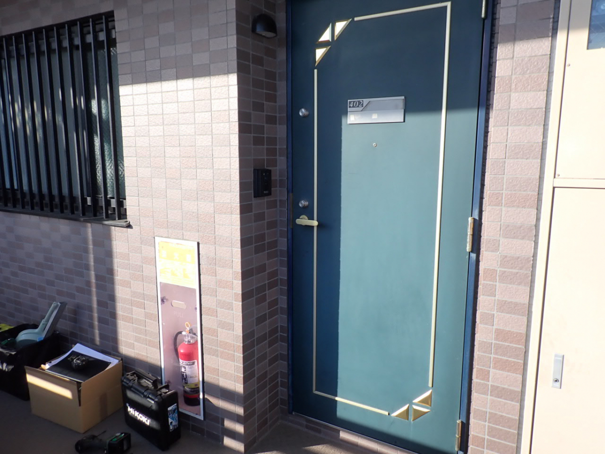 森額縁ガラス店のリフォームマンションドアでマンションのドアを取り替えましたの施工前の写真1