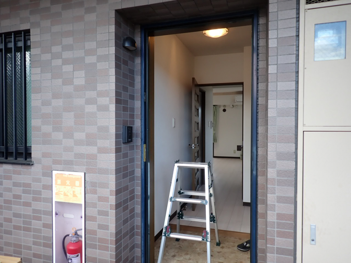 森額縁ガラス店のリフォームマンションドアでマンションのドアを取り替えましたの施工前の写真2