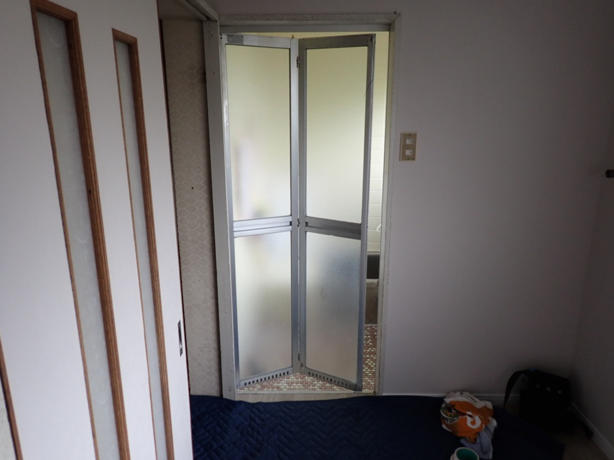 森額縁ガラス店の壊れてしまった浴室ドアを半日で取り替えましたの施工前の写真1