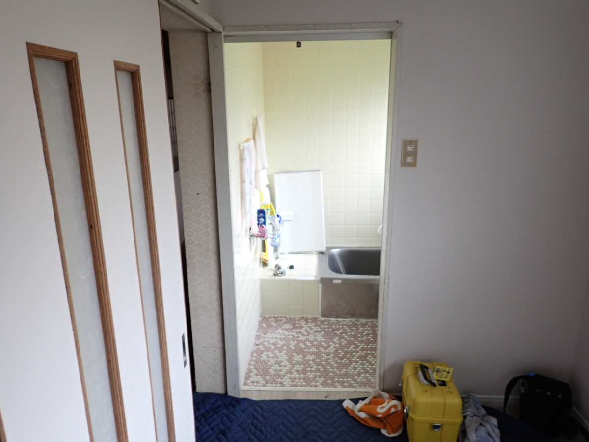 森額縁ガラス店の壊れてしまった浴室ドアを半日で取り替えましたの施工前の写真2