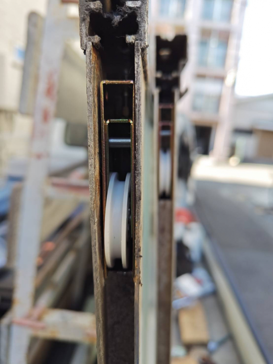 森額縁ガラス店の錆ついて動かなくなっていた浴室入口引戸の戸車を交換しましたの施工後の写真1