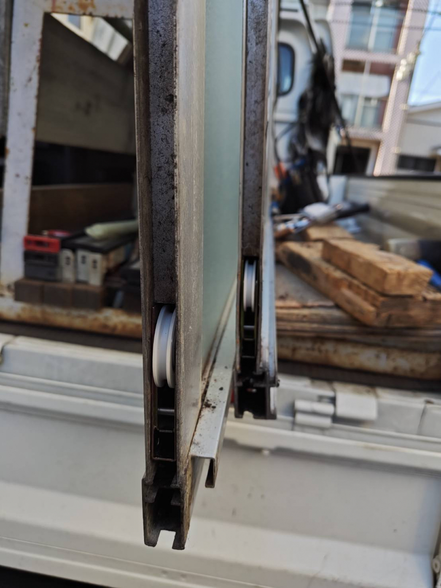 森額縁ガラス店の錆ついて動かなくなっていた浴室入口引戸の戸車を交換しましたの施工後の写真2